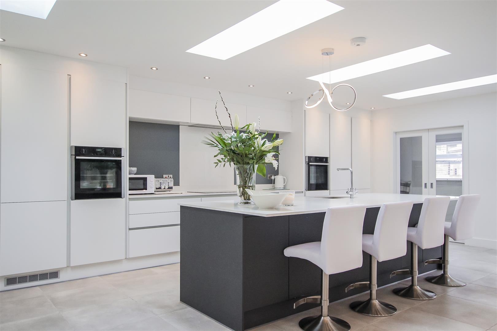 4 Bedroom Detached House For Sale - Main Image
